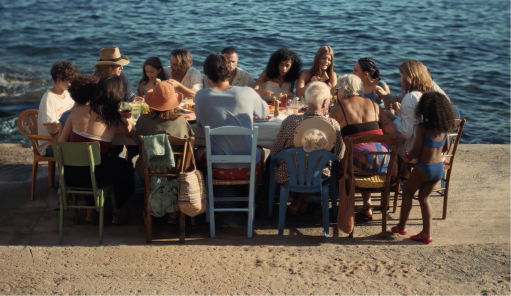 Repas de famille en bord de mer.